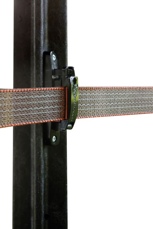 Isolator mit Weidezaunband befestigt an Weidepfahl