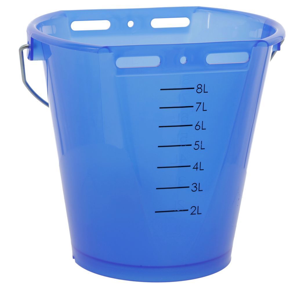 Der blau transparente Tränkeeimer mit schwarzer Skala von 2 bis 8 Liter