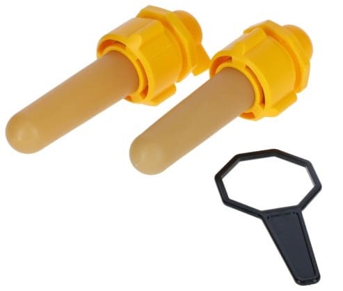 Zwei gelbe Kerbl Hygieneventile mit jeweils einem beigen Sauger zusammengebaut. Daneben der schwarze Montageschlüssel