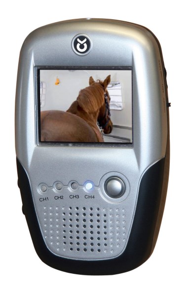 Der silberne Kerbl Monitor mit einem Bild vom Pferd im Anhänger auf dem Display