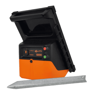Rückansicht des Gallagher Solar-Weidezaungerät S200 mit Pfahl
