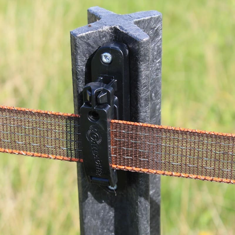 Schwarzer Weidezaunpfahl mit Weidezaunband