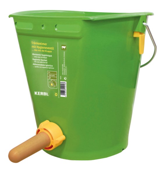 Der grüne Kerbl Tränkeeimer mit dem montierten gelben Hygieneventil und einem Kälbersauger Latex