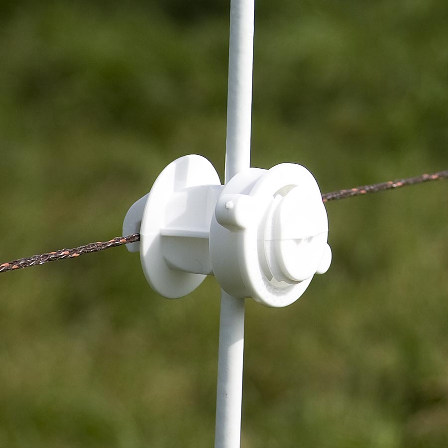 weisser Ringisolator an Weidezaunpfahl
