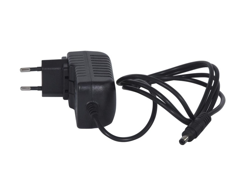 Schwarzer Stecker mit Kabel