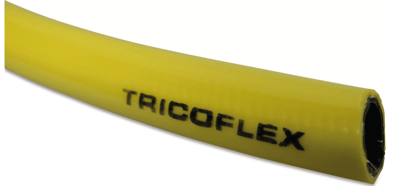 Stück eines gelben PVC Wasserschlauches des Typs Tricoflex