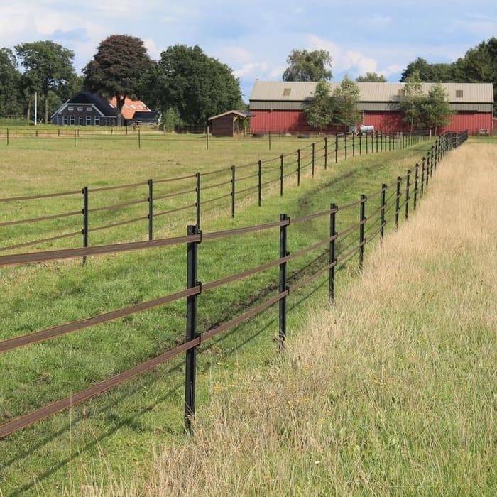 Feldweg mit Weidezaun links und rechts