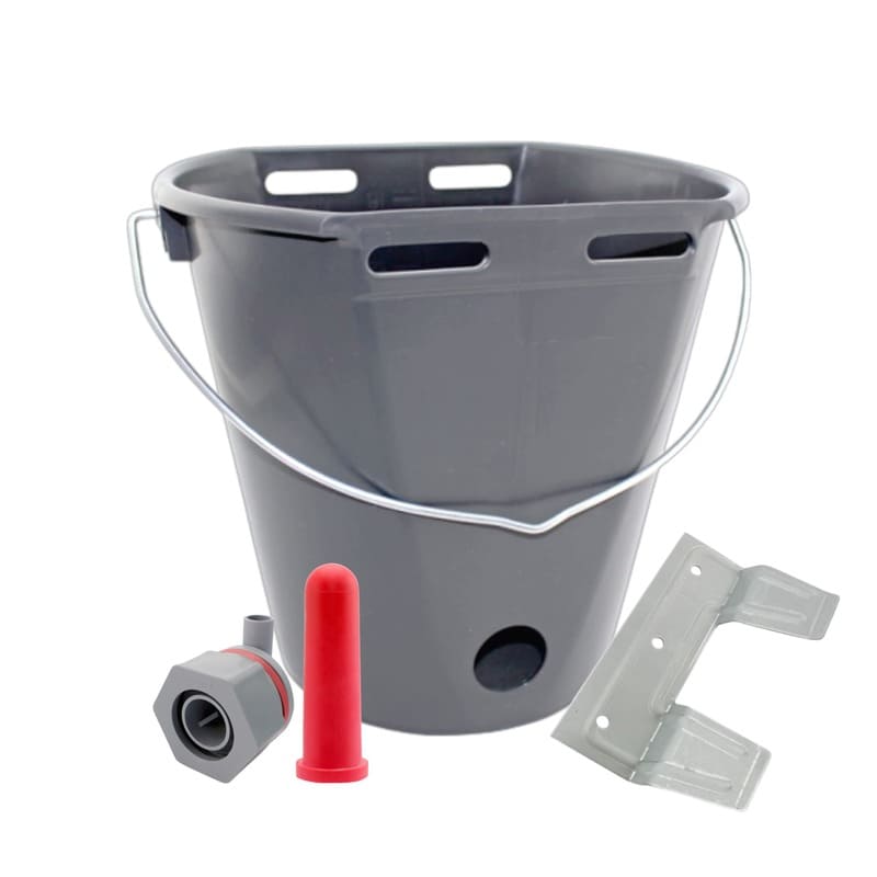 Das Gewa Gelle Tränkeeimer-Set mit anthrazit Tränkeeimer, grauem Ventil, rotem Kälbersauger und Eimerhalterung aus Metall