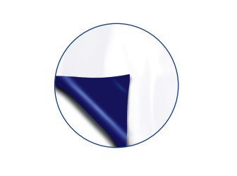 Weiße Silofolie mit umgeknickter Ecke mit blauer Rückseite
