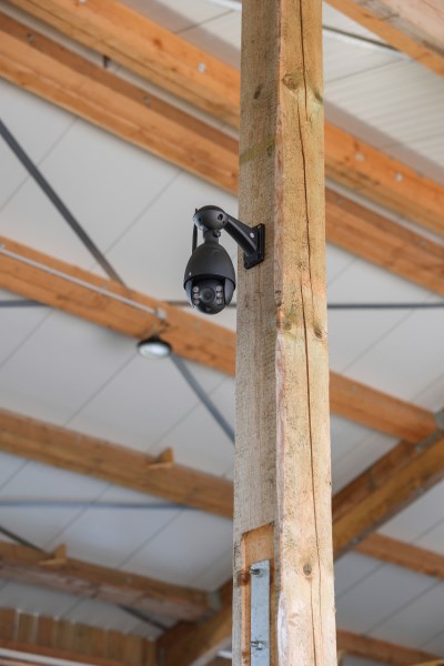 Überwachungskamera IPCam 360° FHD an einem Pfosten in einem Stallgebäude