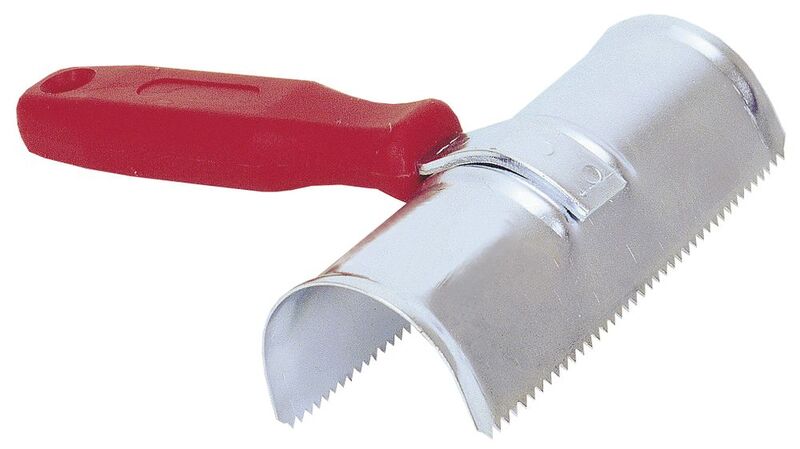 Silberner gebogener Metallstriegel mit Zacken und rotem Griff