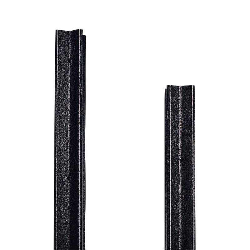 Zwei schwarze Weidezaunpfähle