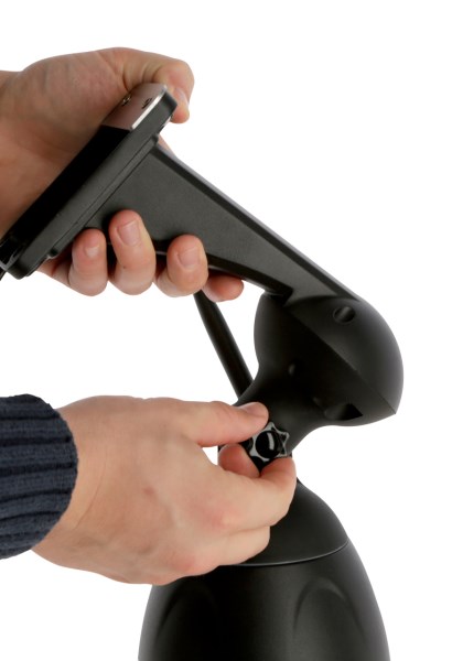Überwachungskamera IPCam 360° FHD in zwei Händen gehalten