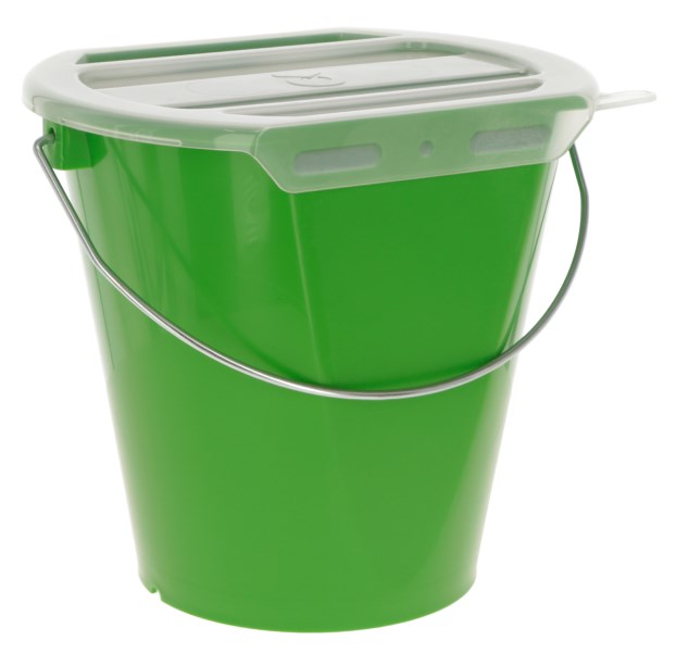 Der weiß transparente Kerbl MilkGuard Deckel auf einem grünen Tränkeeimer