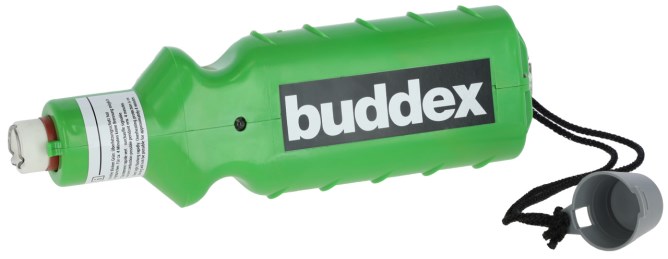 Der grüne Kerbl Akku-Enthorner buddex mit Schutzkappe und der schwarz weißen buddex Aufschrift