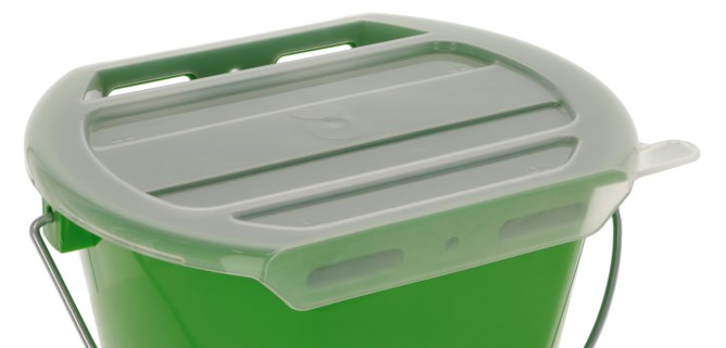 Der weiß transparente Kerbl MilkGuard Deckel in der Nahansicht auf einem grünen Tränkeeimer