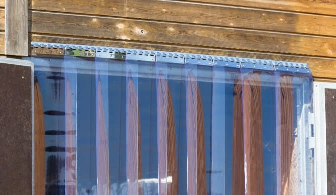 Aufgehängter PVC Streifenvorhang an der Wand
